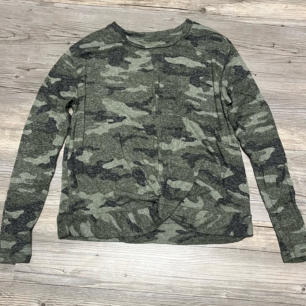 Gap girls size 10 long sleeve camo twist front top